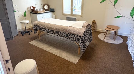 Salle de massage paisible à Anguille Amelie, Le Grand-pressigny, Centre-val De Loire, FR, avec décor naturel.