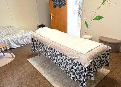 Salle de massage à Anguille Amelie, Le Grand-pressigny, Centre-val De Loire, FR avec lit couvert et décor apaisant.