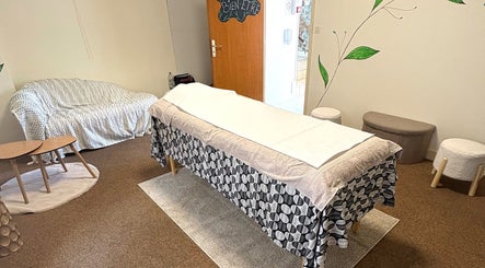 Salle de massage à Anguille Amelie, Le Grand-pressigny, Centre-val De Loire, FR avec lit couvert et décor apaisant.
