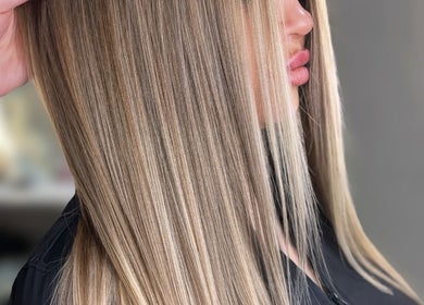 Шелковистые светлые волосы в Beauty Lab& Color Queen, Łódź, Województwo Łódzkie, PL.