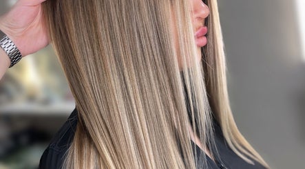 Шелковистые светлые волосы в Beauty Lab& Color Queen, Łódź, Województwo Łódzkie, PL.