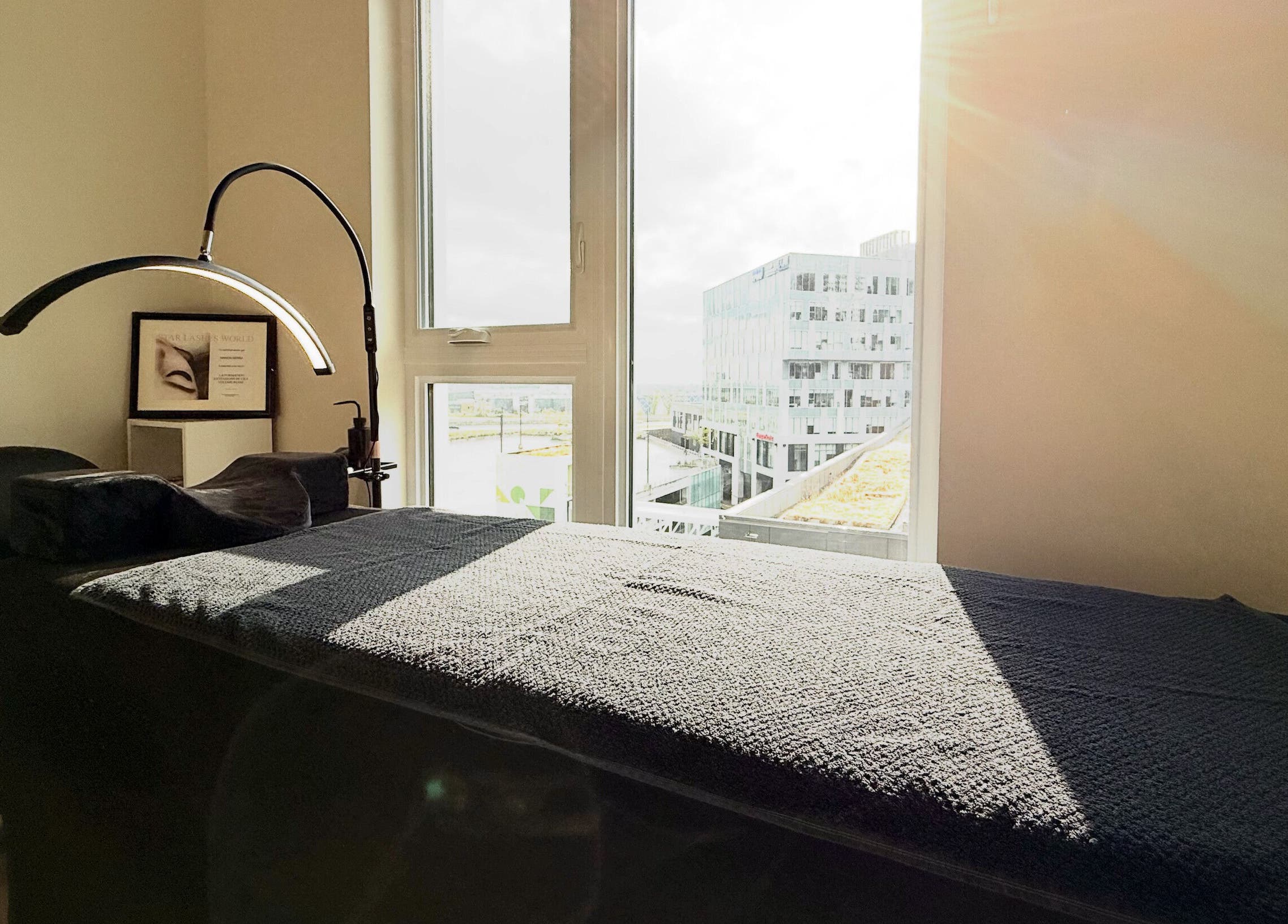 Table de massage à La Suite 601 Beauty, Brossard, Québec, CA, illuminée par la lumière naturelle.