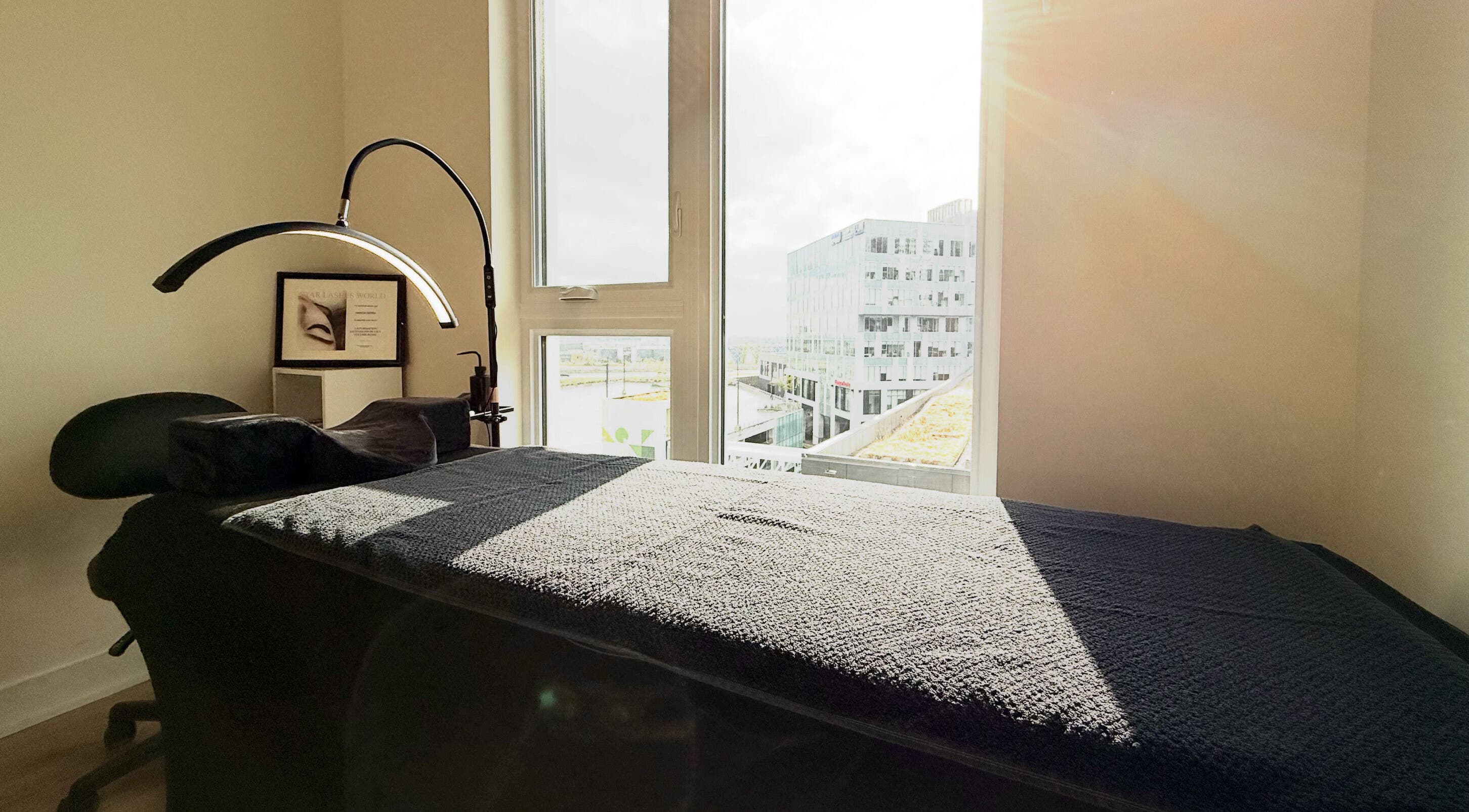 Table de massage à La Suite 601 Beauty, Brossard, Québec, CA, illuminée par la lumière naturelle.