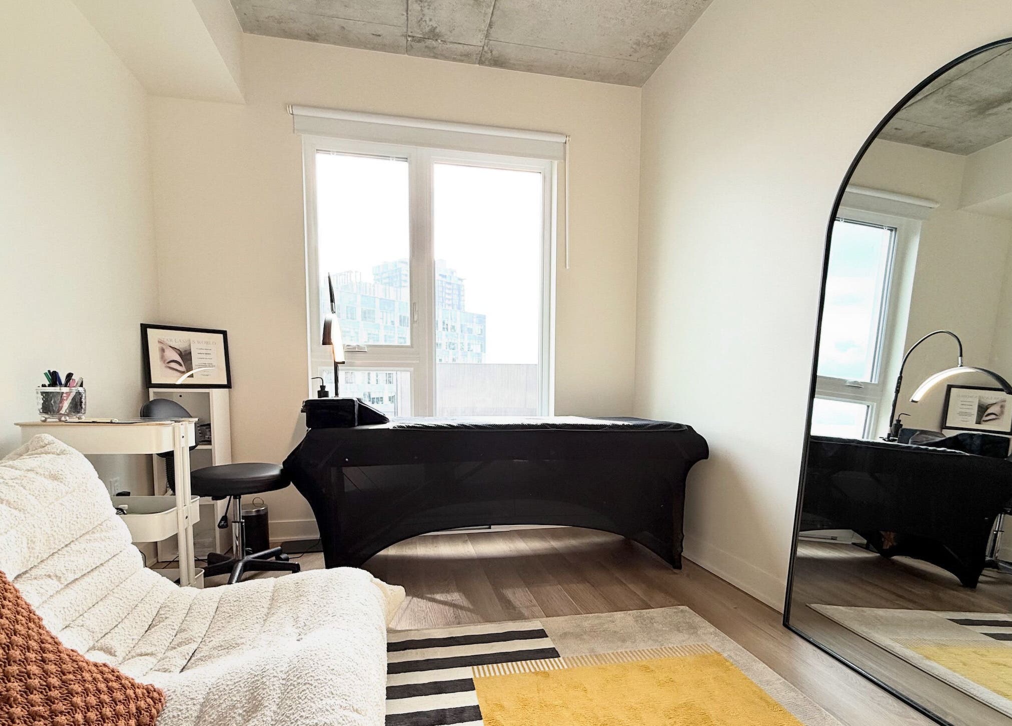 Salle lumineuse et moderne à La Suite 601 Beauty, Brossard, Québec, CA avec grand miroir.