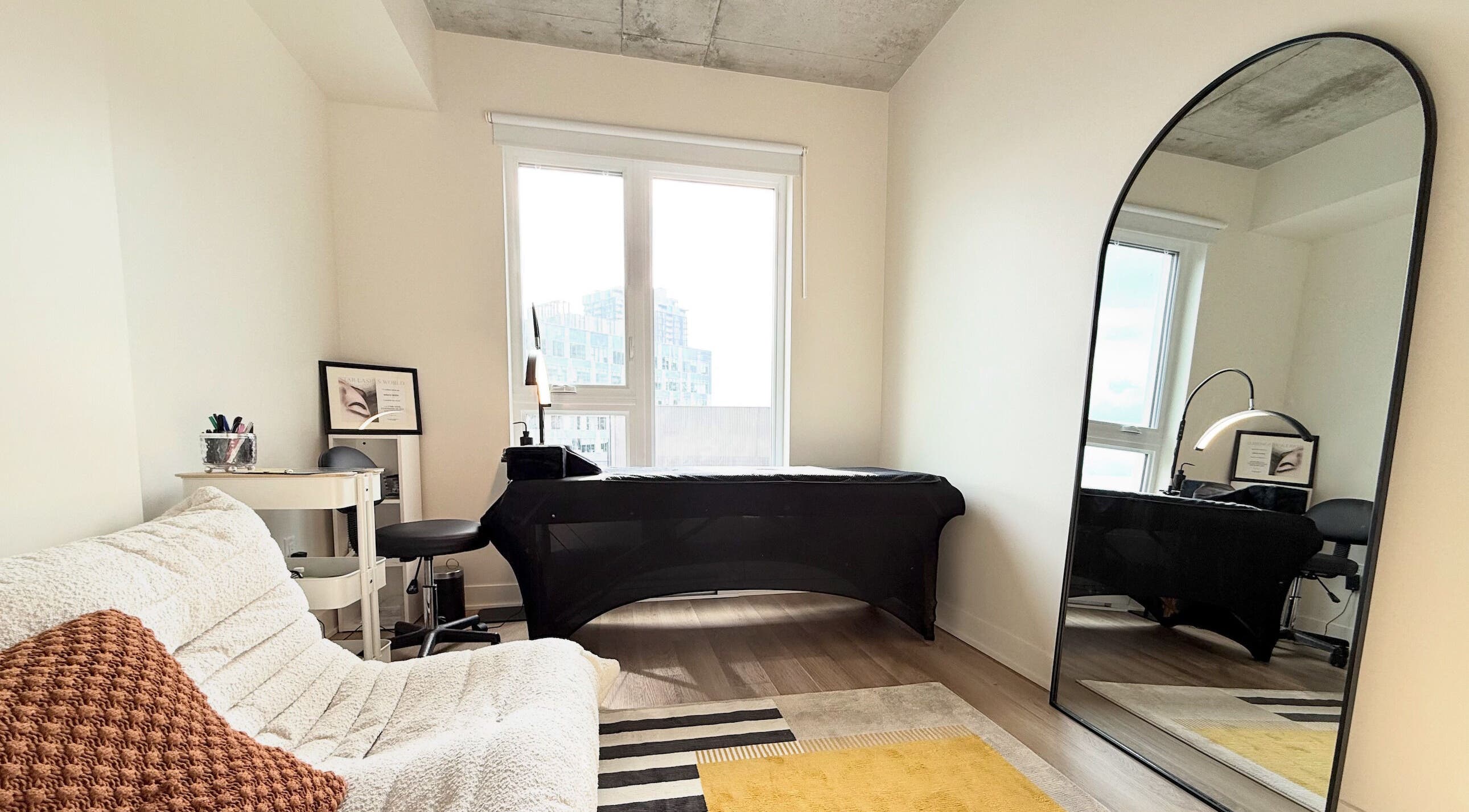 Salle lumineuse et moderne à La Suite 601 Beauty, Brossard, Québec, CA avec grand miroir.