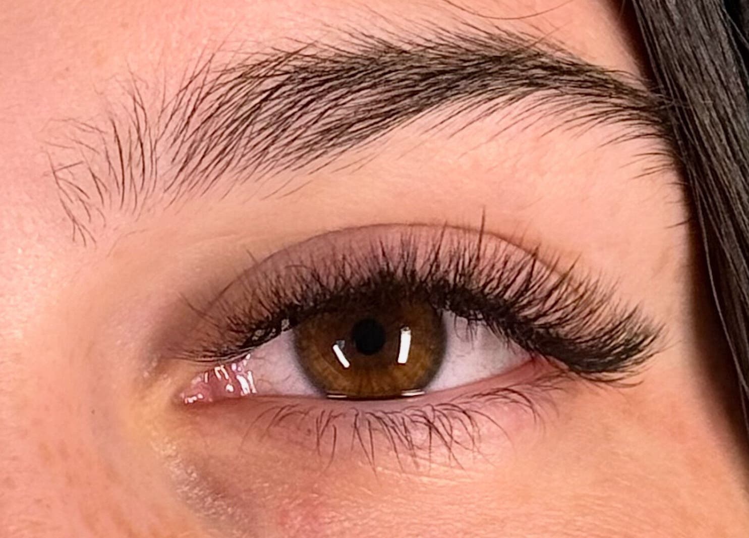 Extension de cils à La Suite 601 Beauty à Brossard, Québec, CA, offrant un regard glamour et soigné.