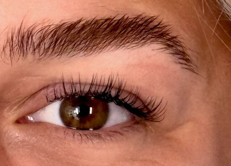 Cil et sourcil magnifiquement stylés à La Suite 601 Beauty, Brossard, Québec, CA.