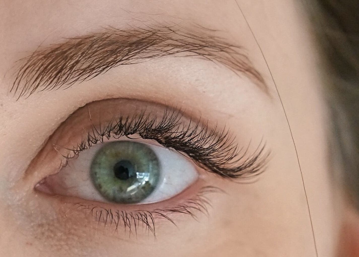 Extension de cils à La Suite 601 Beauty à Brossard, Québec, CA, mettant en valeur un œil magnifiquement maquillé.