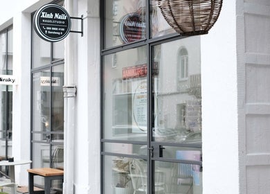 Mặt tiền Xinh Nails Frankfurt tại Frankfurt Am Main, Hessen, DE, mang vẻ đẹp hiện đại và chuyên nghiệp.