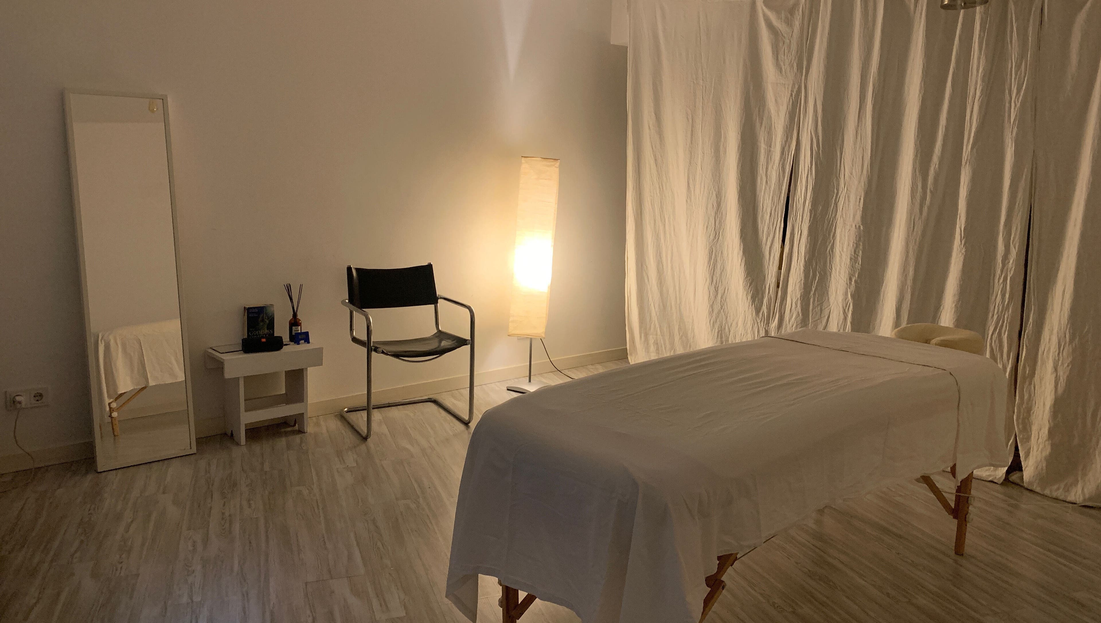 Ruhiger Massageraum bei Emi Suganuma - Ganzheitliche Massagen, Berlin, Berlin, DE, mit einladender Atmosphäre.