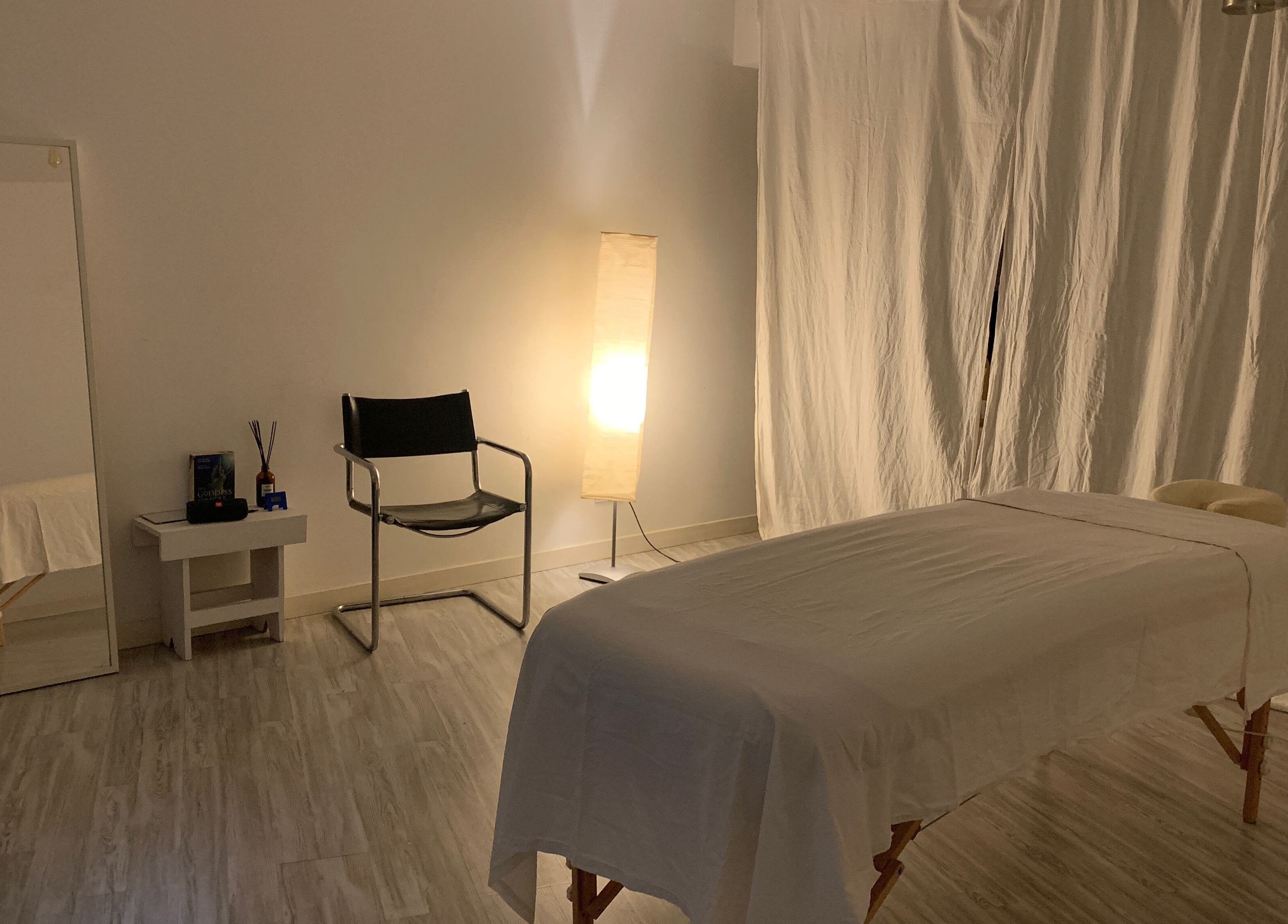 Ruhiger Massageraum bei Emi Suganuma - Ganzheitliche Massagen, Berlin, Berlin, DE, mit einladender Atmosphäre.