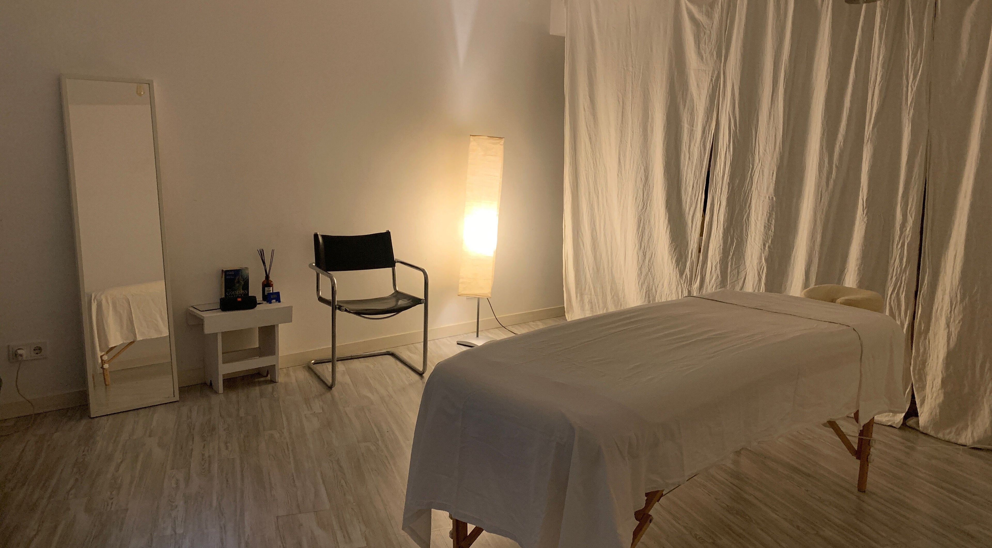 Ruhiger Massageraum bei Emi Suganuma - Ganzheitliche Massagen, Berlin, Berlin, DE, mit einladender Atmosphäre.