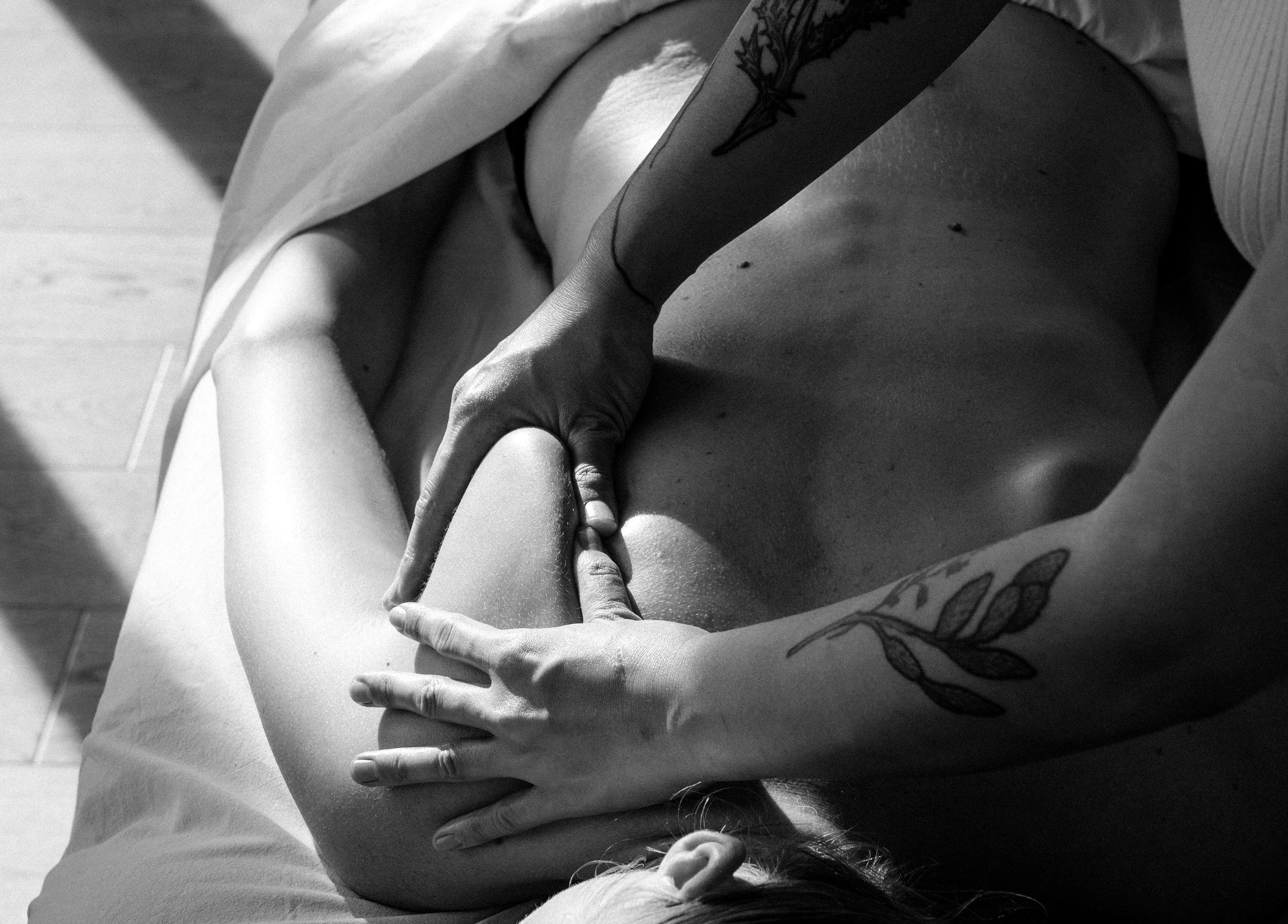 Ganzheitliche Massage bei Emi Suganuma in Berlin, Berlin, DE, zeigt entspannende Hände auf Rücken.