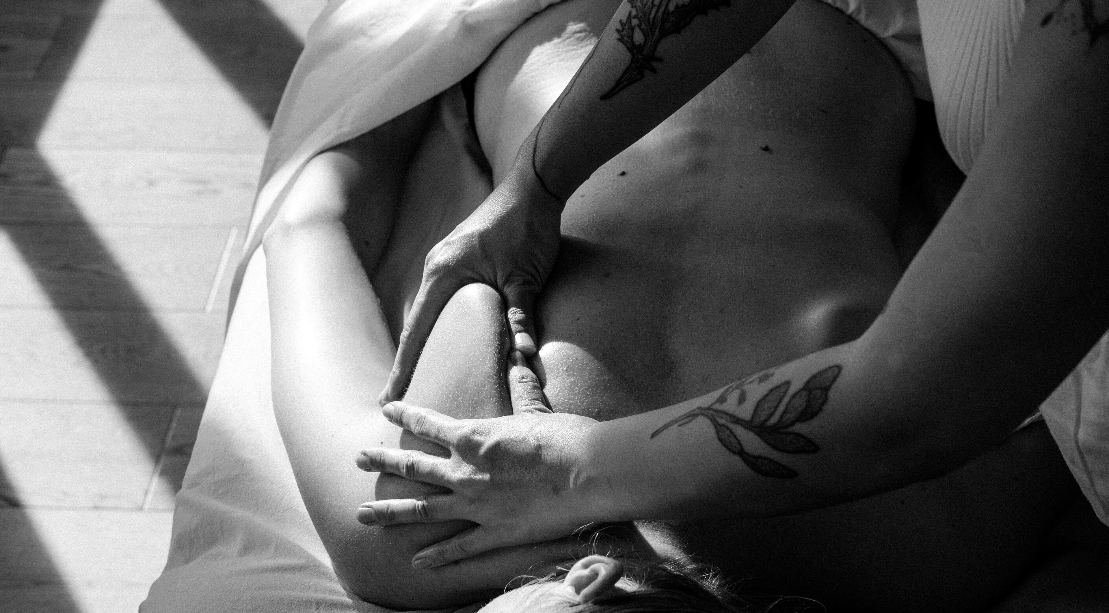 Ganzheitliche Massage bei Emi Suganuma in Berlin, Berlin, DE, zeigt entspannende Hände auf Rücken.