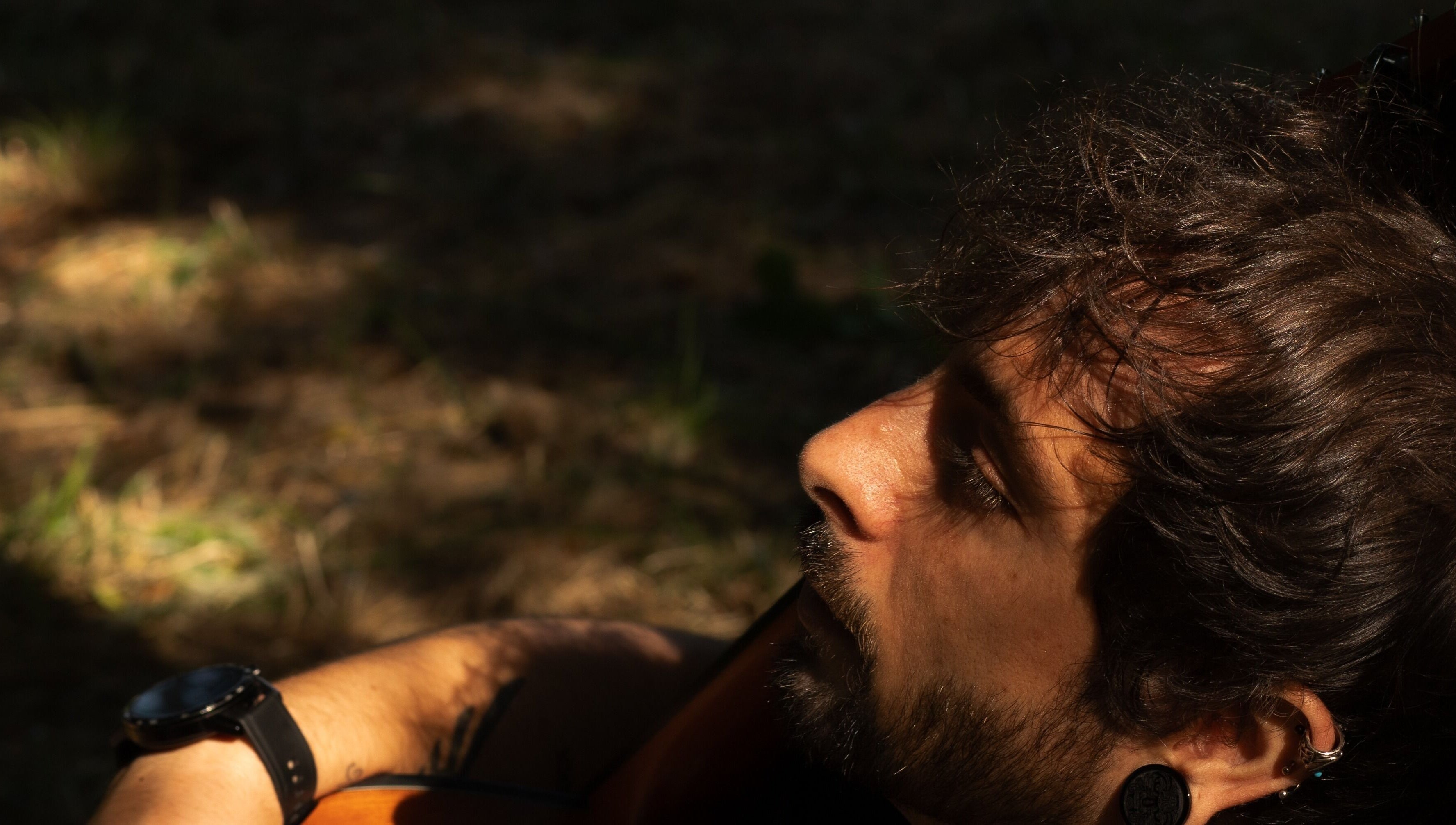 Homme contemplant, soleil doux. Audrey Nguyen Photographe, Nice, Provence-Alpes-Côte d'Azur, FR.