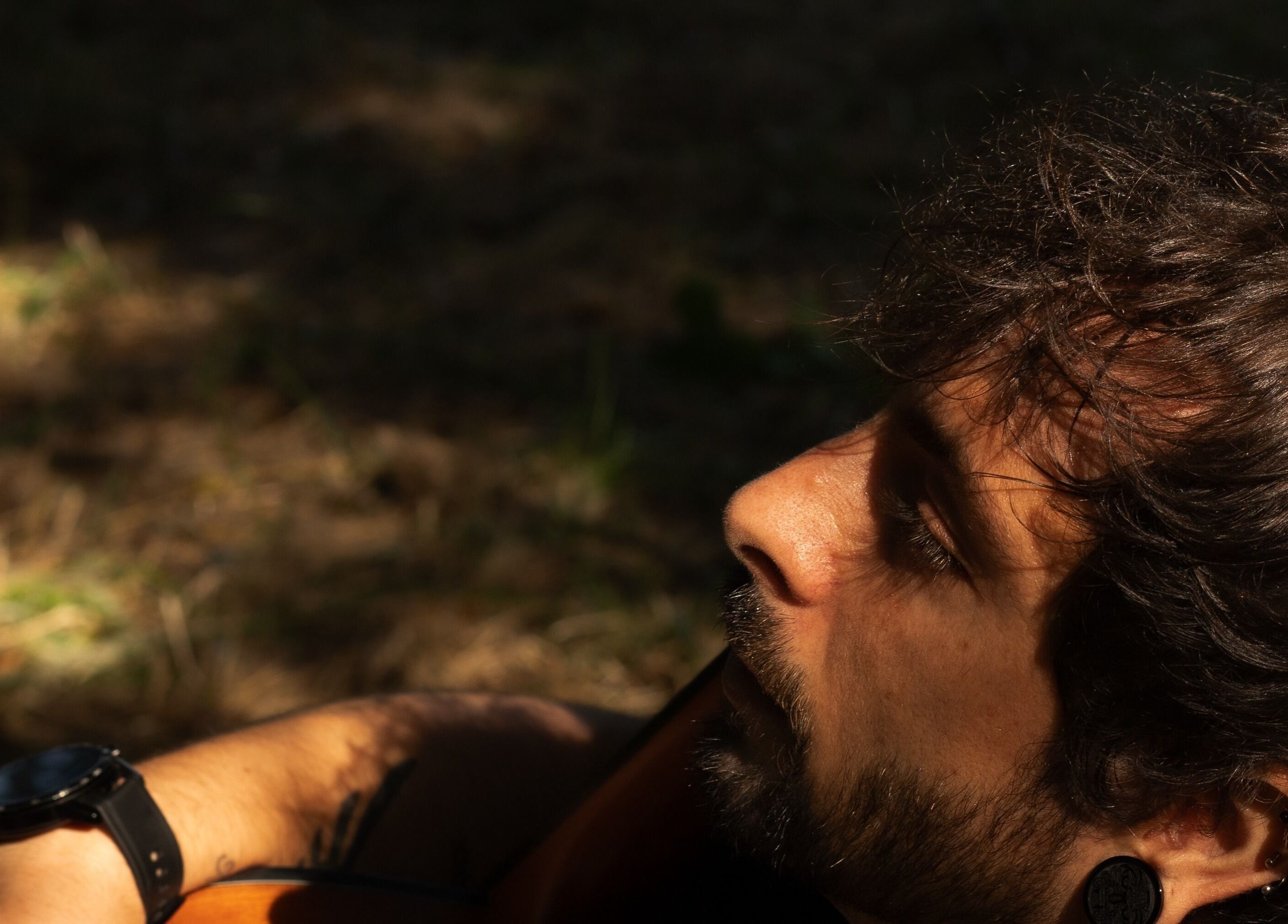 Homme contemplant, soleil doux. Audrey Nguyen Photographe, Nice, Provence-Alpes-Côte d'Azur, FR.