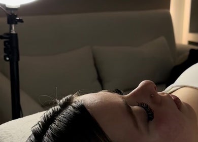 Femme détendue allongée chez BSM STUDIO, Paris, Île-de-France, FR.