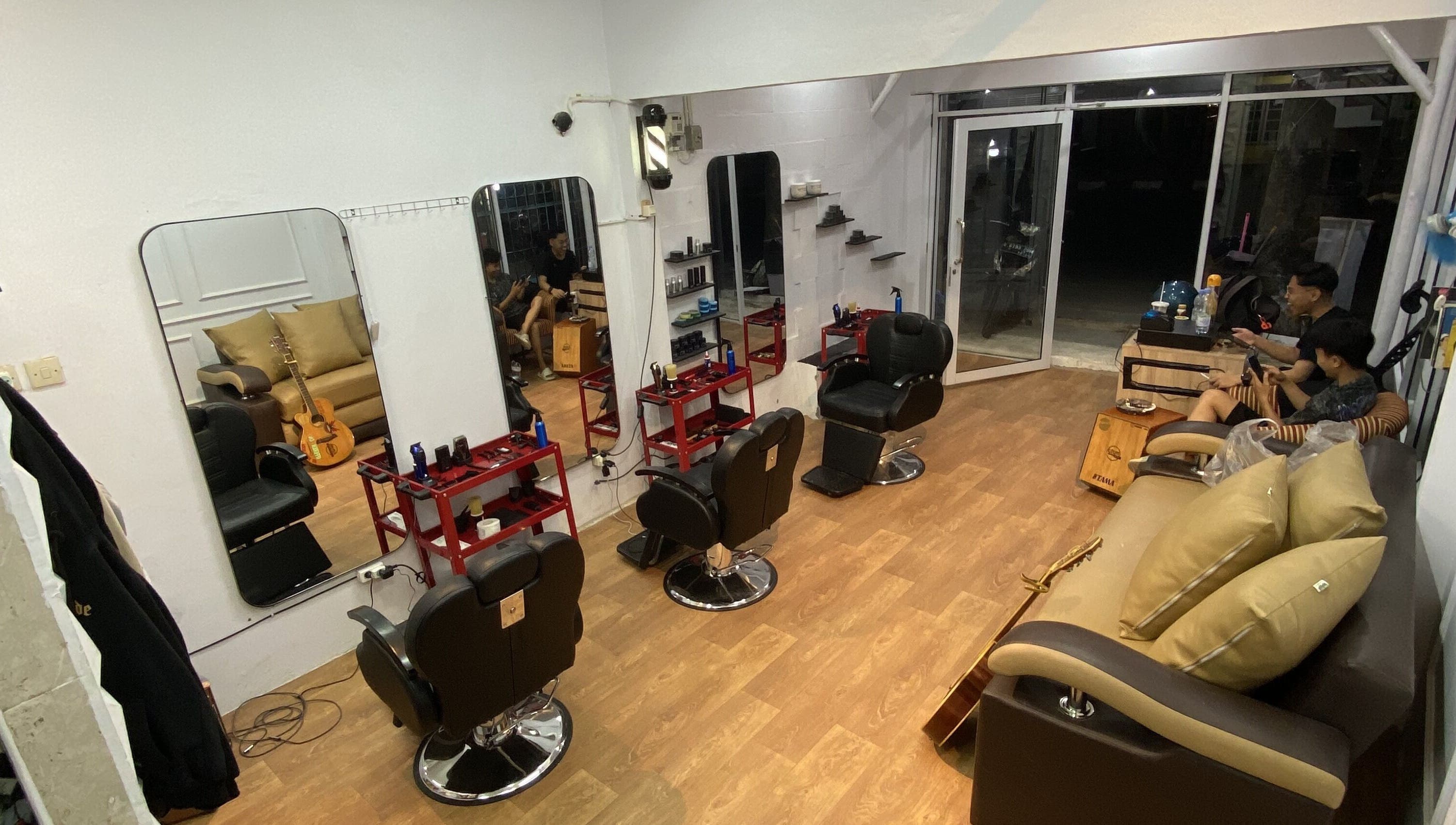 Interior modern Reso Haircut dengan kursi hitam di Jawa Barat, Jawa Barat, ID.