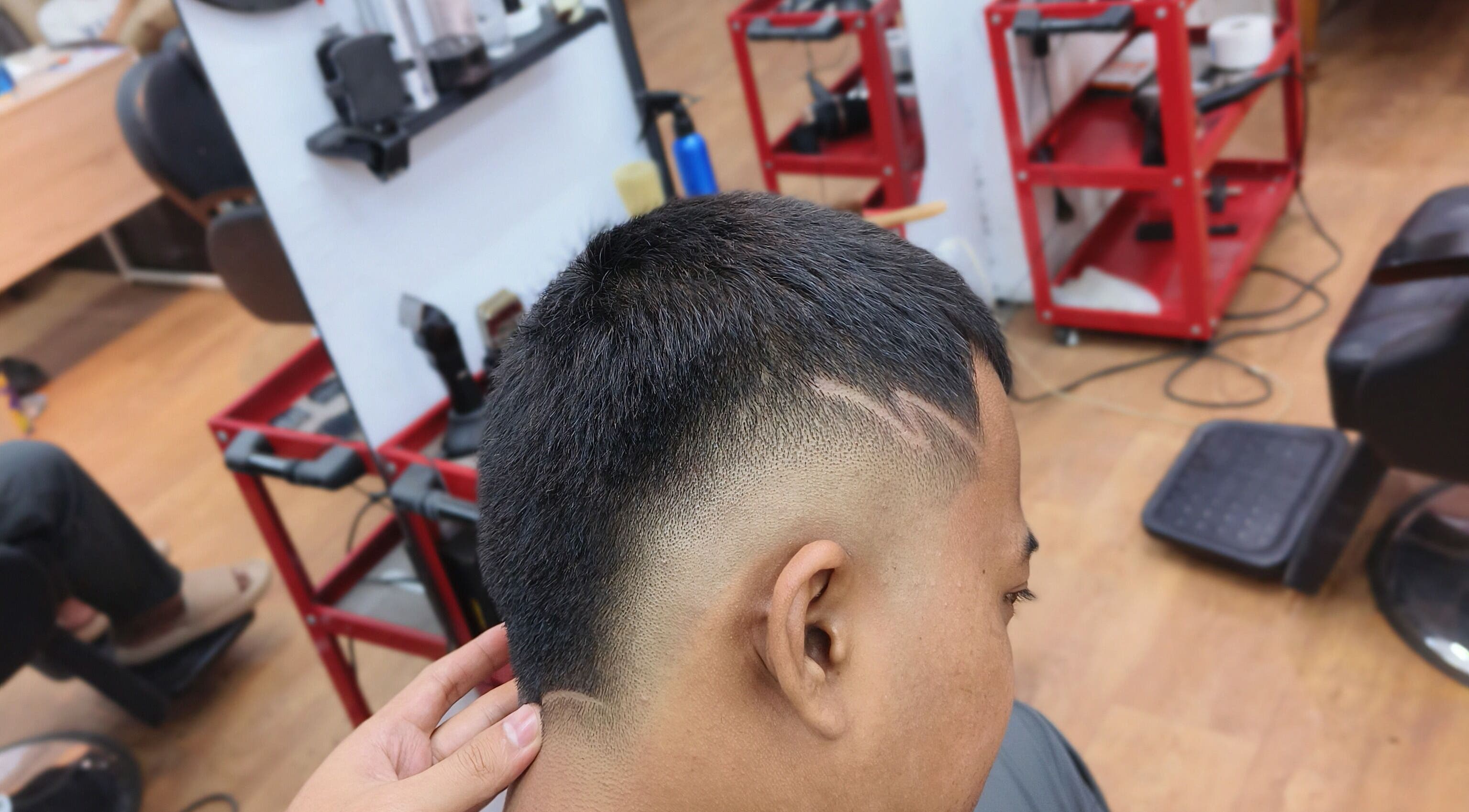 Gaya rambut pria terkini di Reso Haircut, Jawa Barat, Jawa Barat, ID yang menampilkan potongan kreatif.