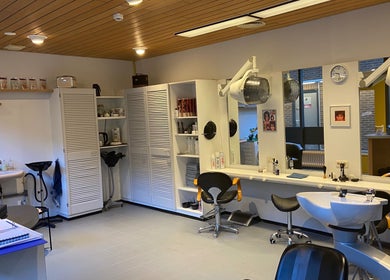 Kapsalon Hair Magic interieur met moderne meubels in Rotterdam, Zuid-holland, NL.