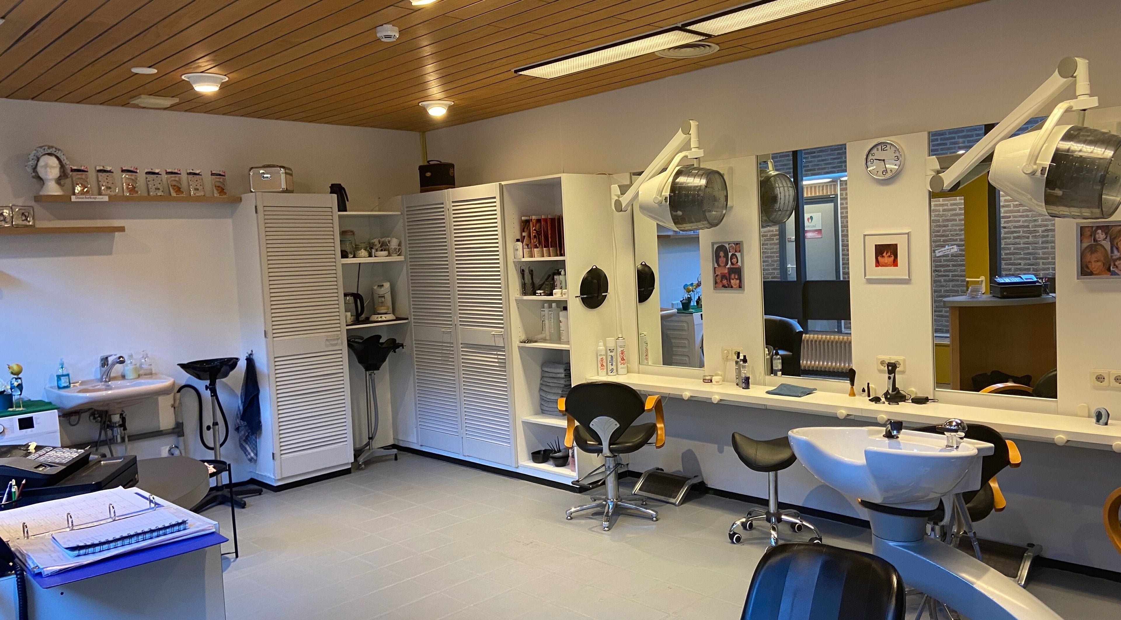 Kapsalon Hair Magic interieur met moderne meubels in Rotterdam, Zuid-holland, NL.