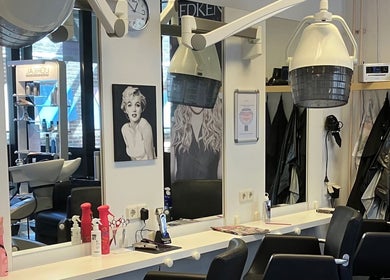 Interieur van Kapsalon Hair Magic in Rotterdam, Zuid-holland, NL, met moderne kappersstoel en haardroger.