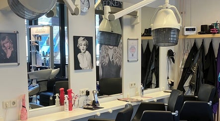 Interieur van Kapsalon Hair Magic in Rotterdam, Zuid-holland, NL, met moderne kappersstoel en haardroger.