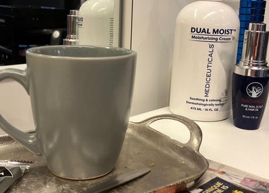 Koffie en verzorgingsproducten bij Kapsalon Hair Magic, Rotterdam, Zuid-holland, NL voor een rustgevende ervaring.