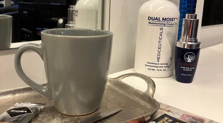 Koffie en verzorgingsproducten bij Kapsalon Hair Magic, Rotterdam, Zuid-holland, NL voor een rustgevende ervaring.