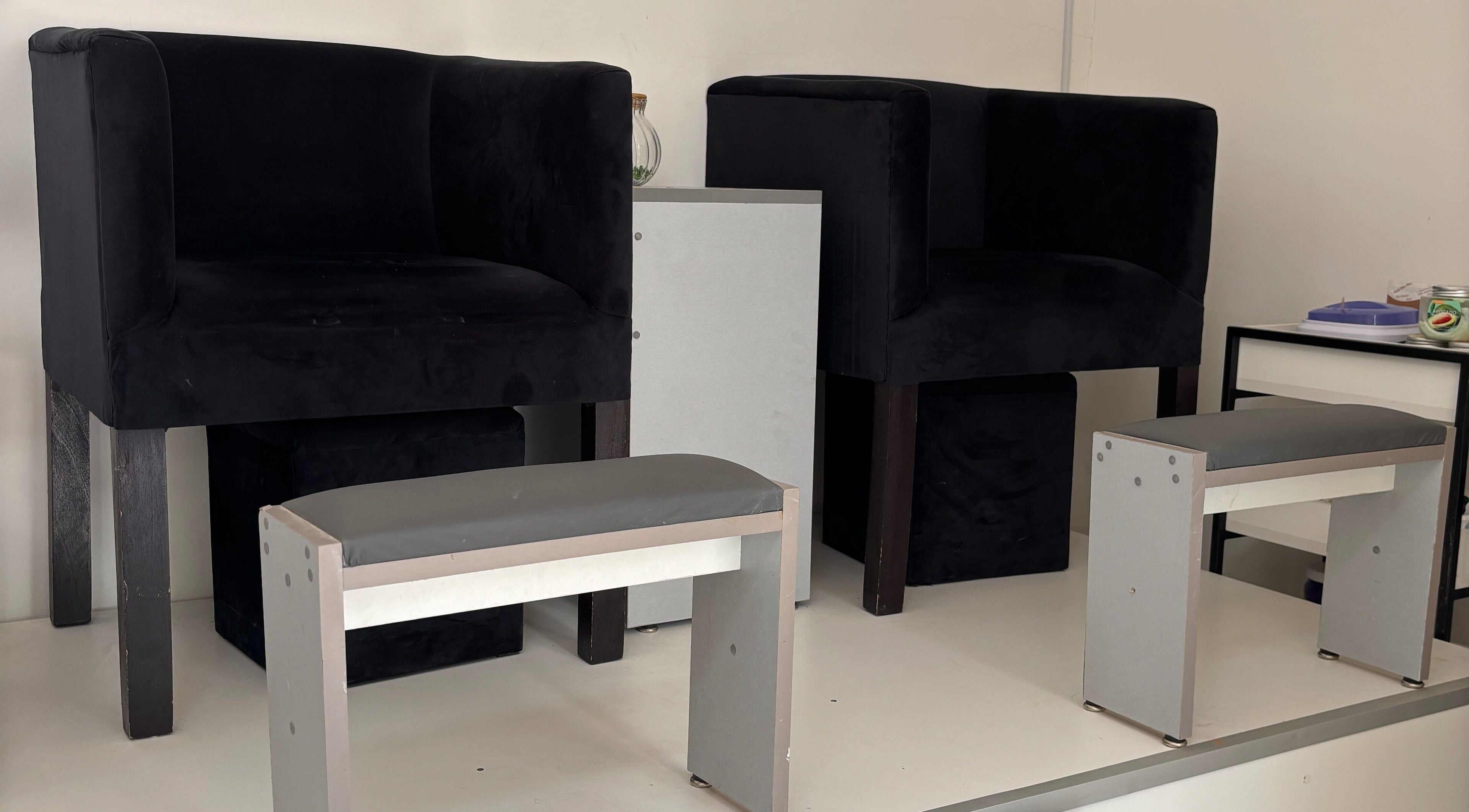 Elegantes sillas negras en Emilio Pedraza Studio, Santa Cruz De La Sierra, Departamento De Santa Cruz, BO.