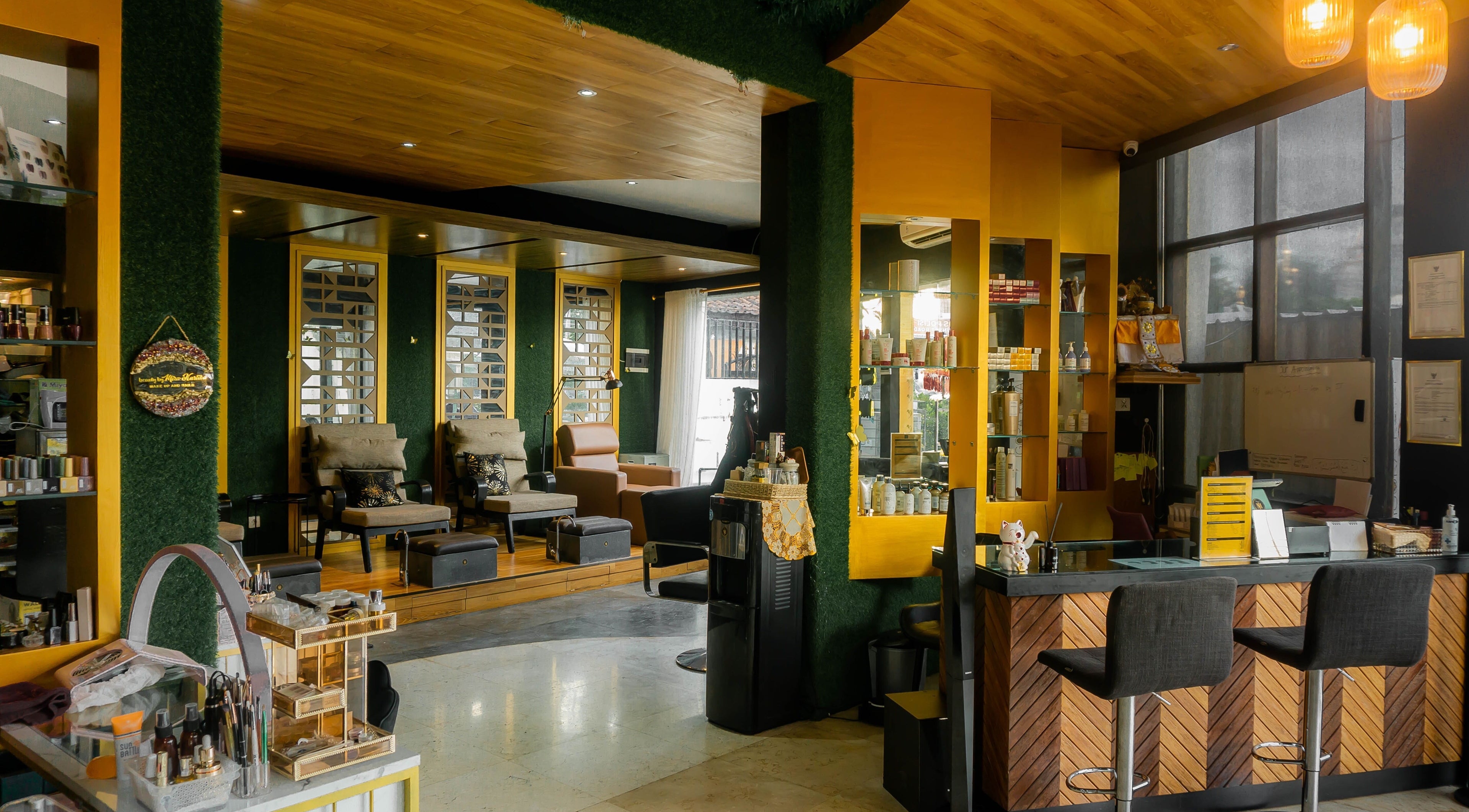 Ruang santai JM Hair and Beauty Bar Bali di Bali, Bali, ID, menampilkan desain interior yang elegan dan nyaman.