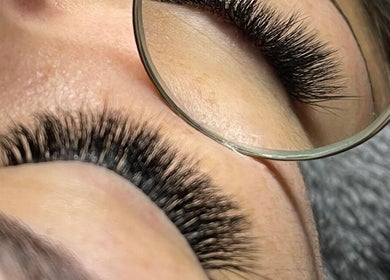 Extensiones de pestañas en Studio Lashes-Angie Mendoza, Portoviejo, Manabí, EC, resaltan belleza natural.