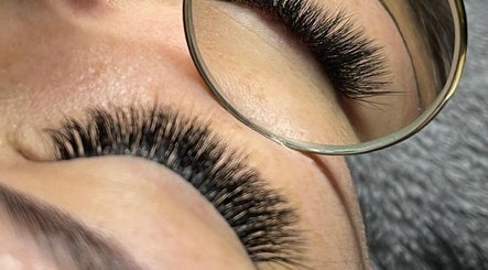Extensiones de pestañas en Studio Lashes-Angie Mendoza, Portoviejo, Manabí, EC, resaltan belleza natural.