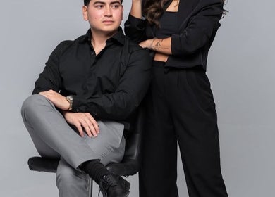 Dupla elegante en Studio Lashes-Angie Mendoza, Portoviejo, Manabí, EC, exhibiendo moda moderna.