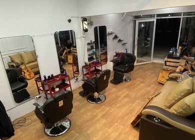 Interior RESO HAIRCUT di Jawa Barat, Jawa Barat, ID dengan kursi gaya dan cermin elegan.