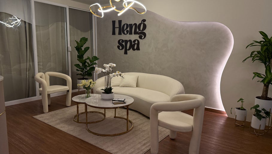 Sala de espera elegante de Heng Spa en Panamá, Provincia De Panamá, PA con muebles modernos y plantas.