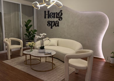 Sala de espera elegante de Heng Spa en Panamá, Provincia De Panamá, PA con muebles modernos y plantas.