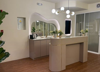 Interior elegante de Heng Spa en Panamá, Provincia De Panamá, PA, con moderna iluminación y decoraciones verdes.