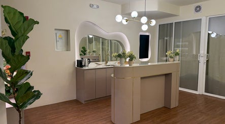 Interior elegante de Heng Spa en Panamá, Provincia De Panamá, PA, con moderna iluminación y decoraciones verdes.