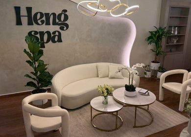 Sala acogedora de Heng Spa en Panamá, Provincia De Panamá, PA con sofás blancos y plantas.