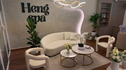 Sala acogedora de Heng Spa en Panamá, Provincia De Panamá, PA con sofás blancos y plantas.