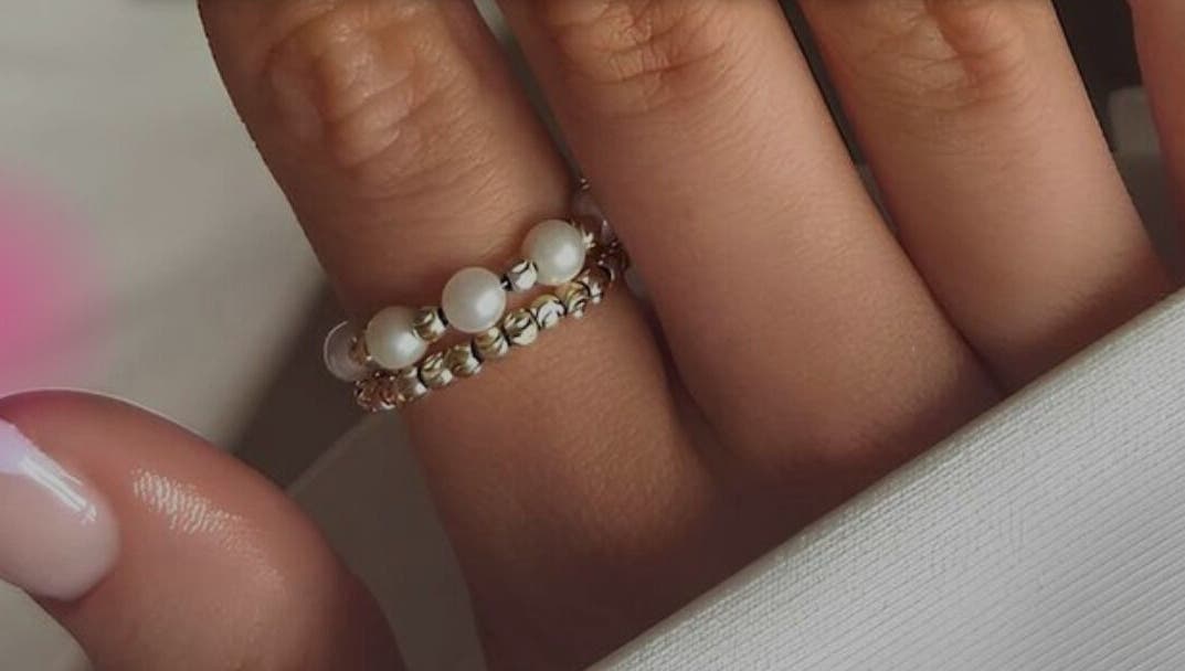 Mano con anillos perlados en Svp Estética Integral, Mar Del Plata, Provincia De Buenos Aires, AR.