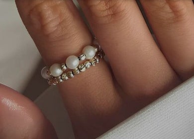 Mano con anillos perlados en Svp Estética Integral, Mar Del Plata, Provincia De Buenos Aires, AR.