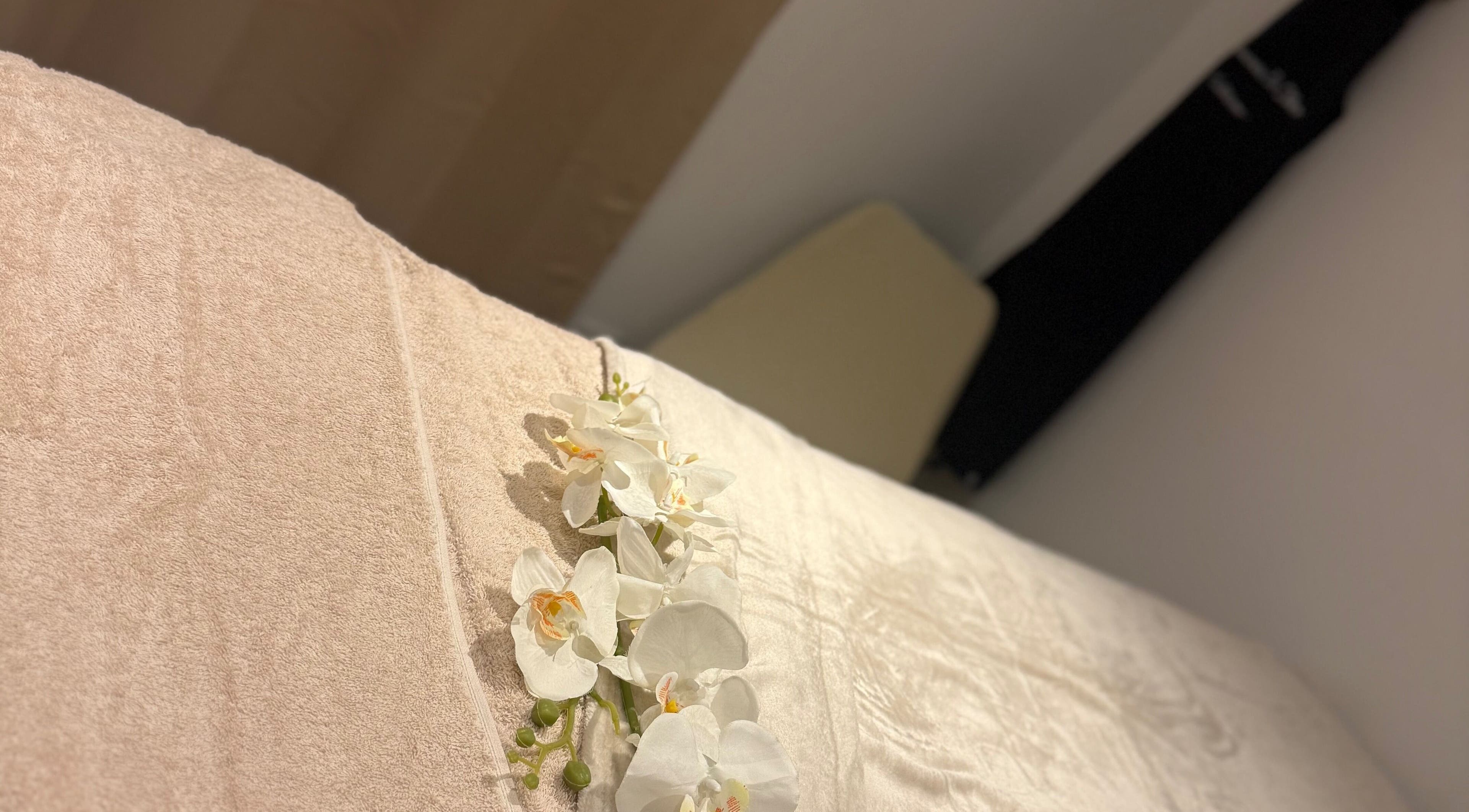 Table de massage avec orchidées blanches à O Douceurs De Stece, Steenvoorde, Hauts-de-france, FR.
