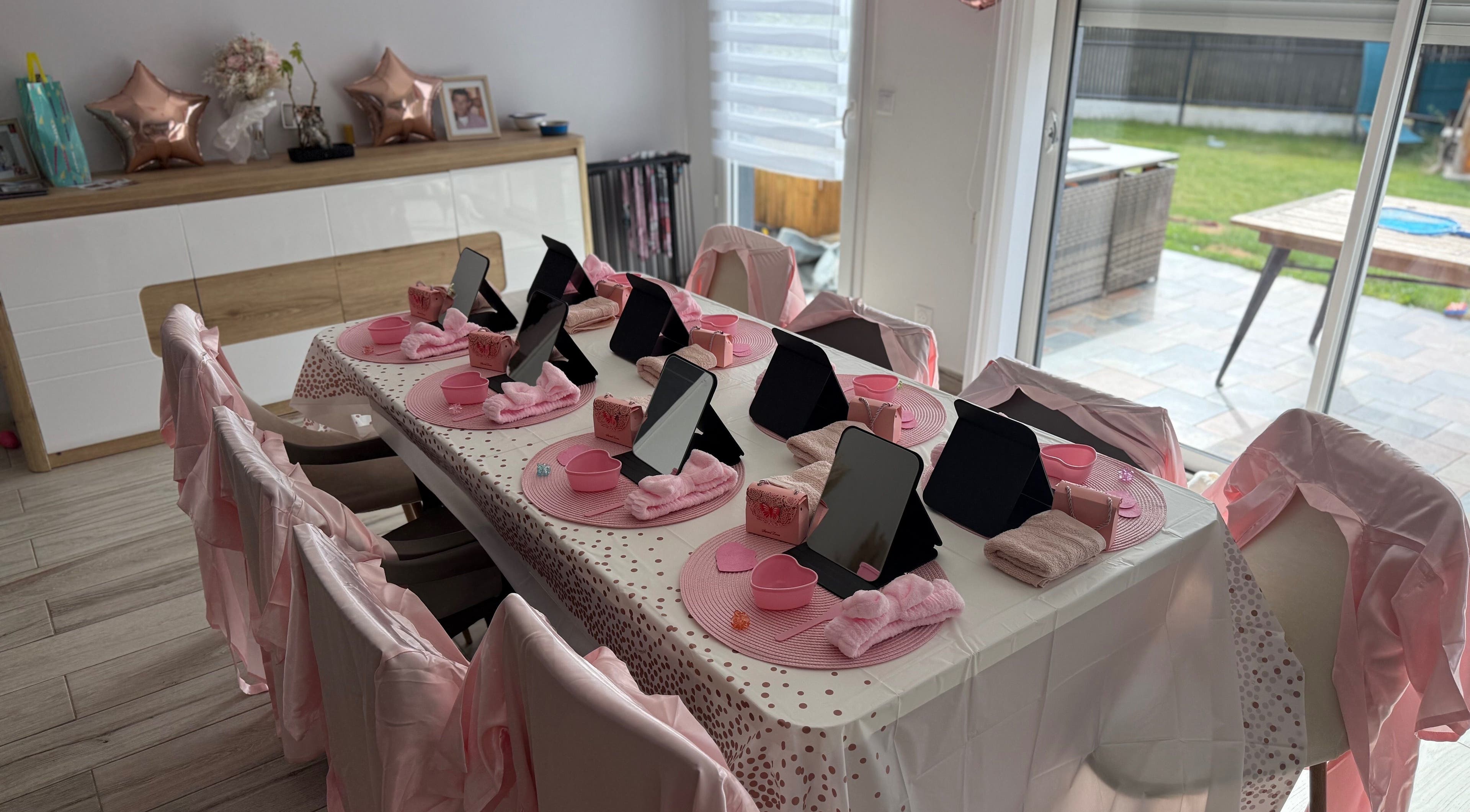 Table décor prêt pour événements beauté chez O Douceurs De Stece, Steenvoorde, Hauts-de-france, FR.