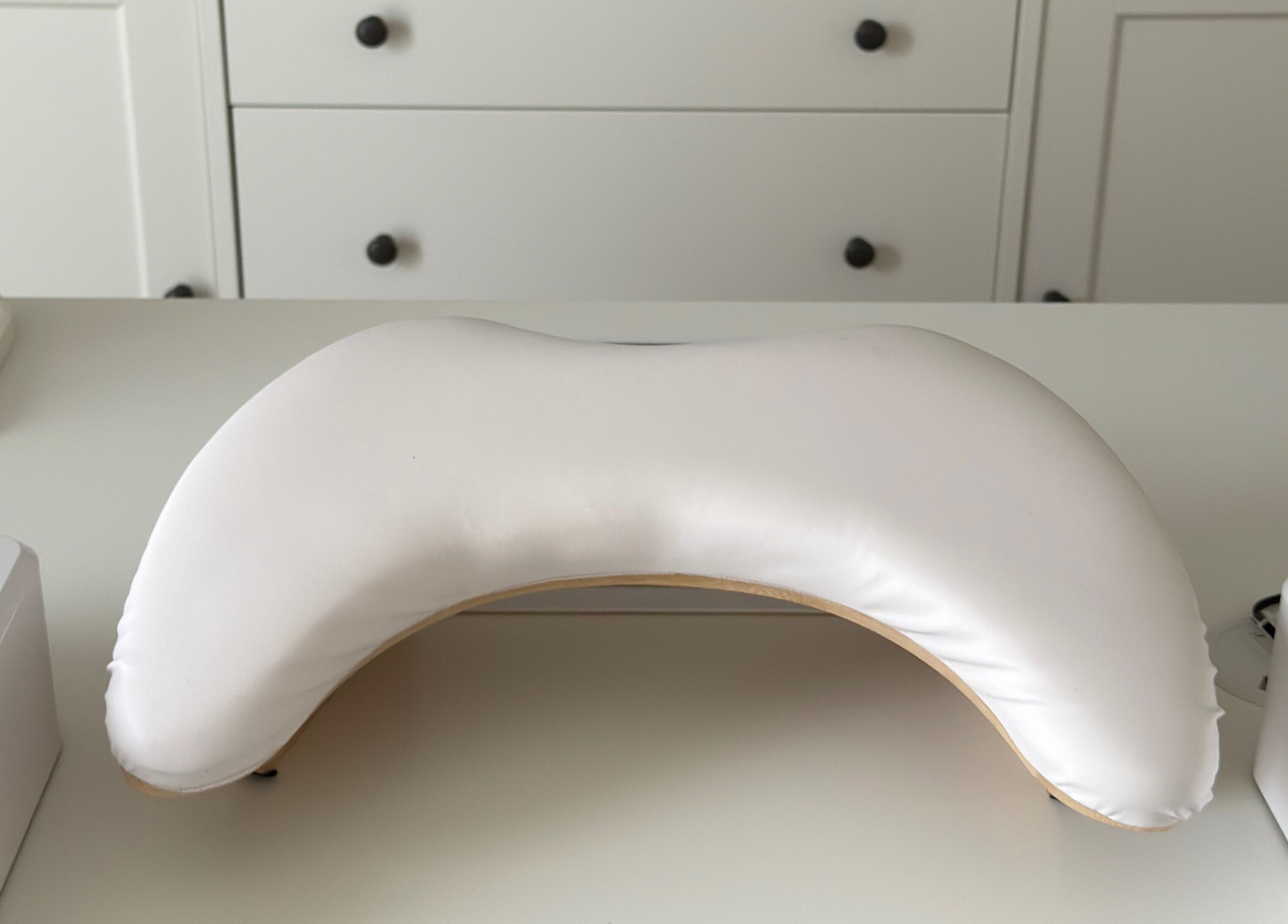 Coussin de manucure blanc à Mélanie Lebrat, Jaleyrac, Auvergne-rhône-alpes, FR. Élégant et ergonomique.