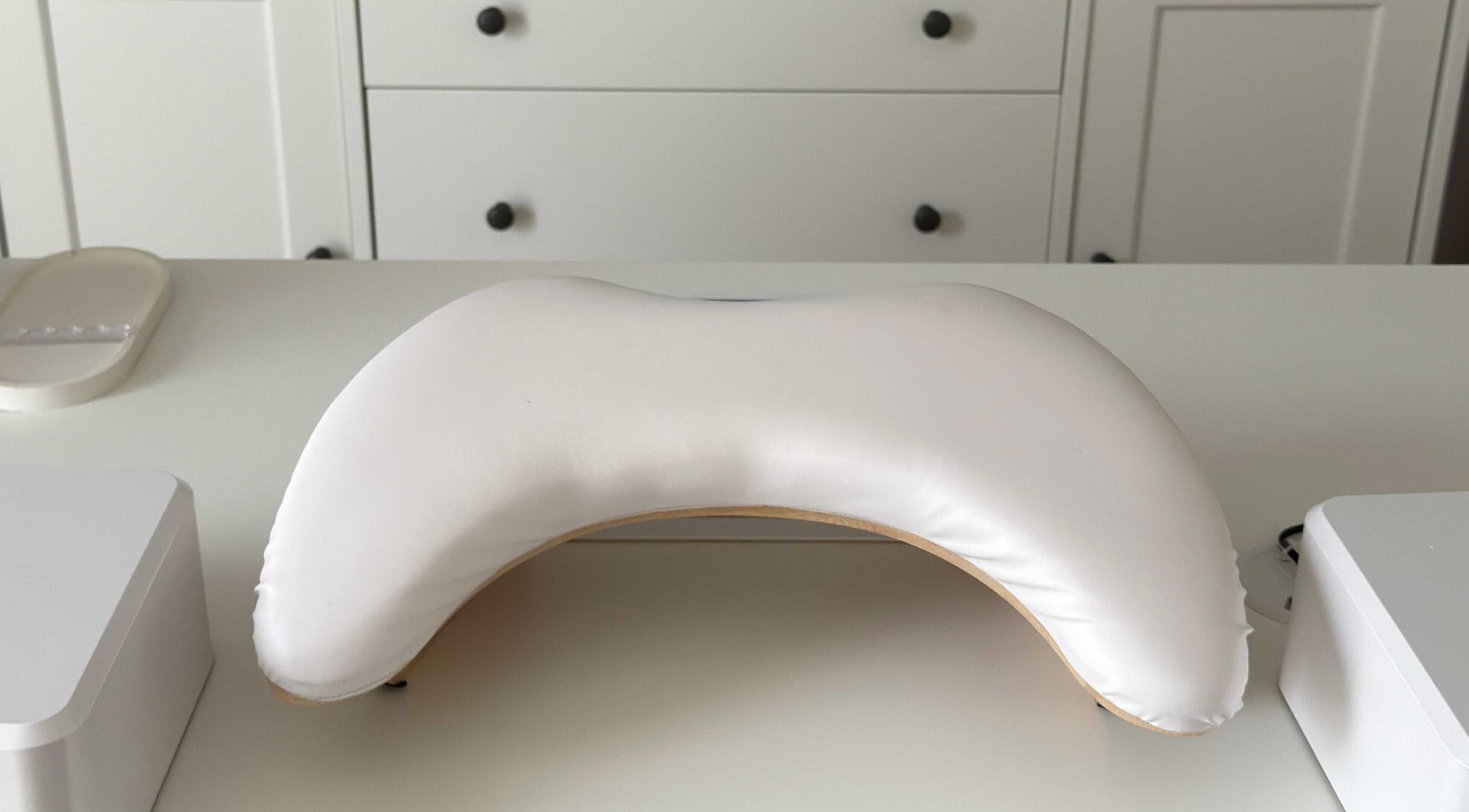 Coussin de manucure blanc à Mélanie Lebrat, Jaleyrac, Auvergne-rhône-alpes, FR. Élégant et ergonomique.