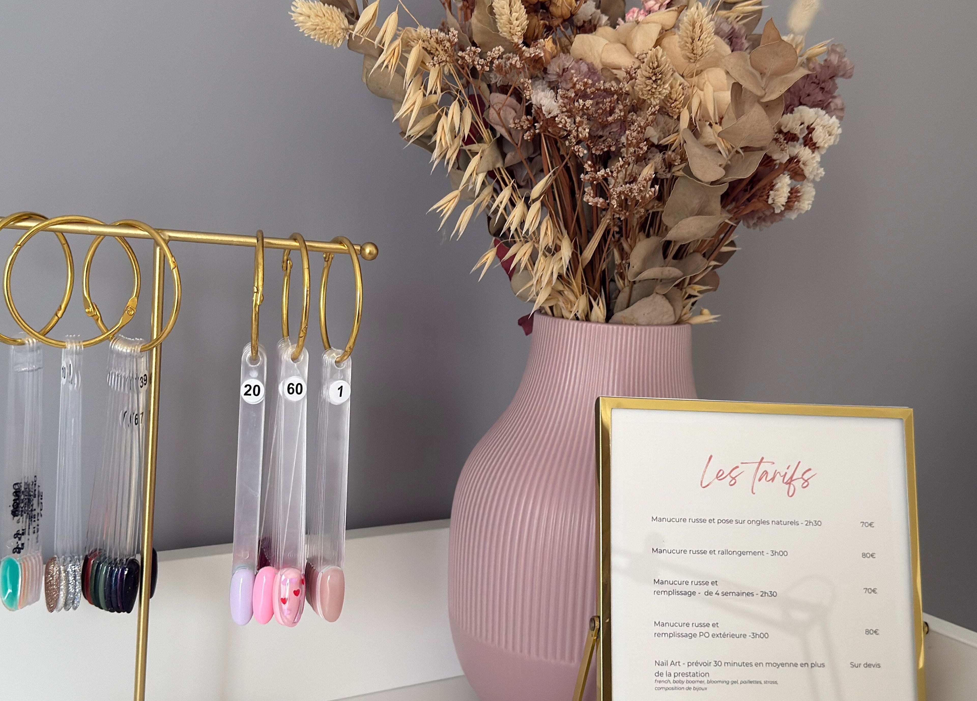 Affichage de couleurs d'ongles et liste des tarifs chez Mélanie Lebrat, Jaleyrac, Auvergne-rhône-alpes, FR.