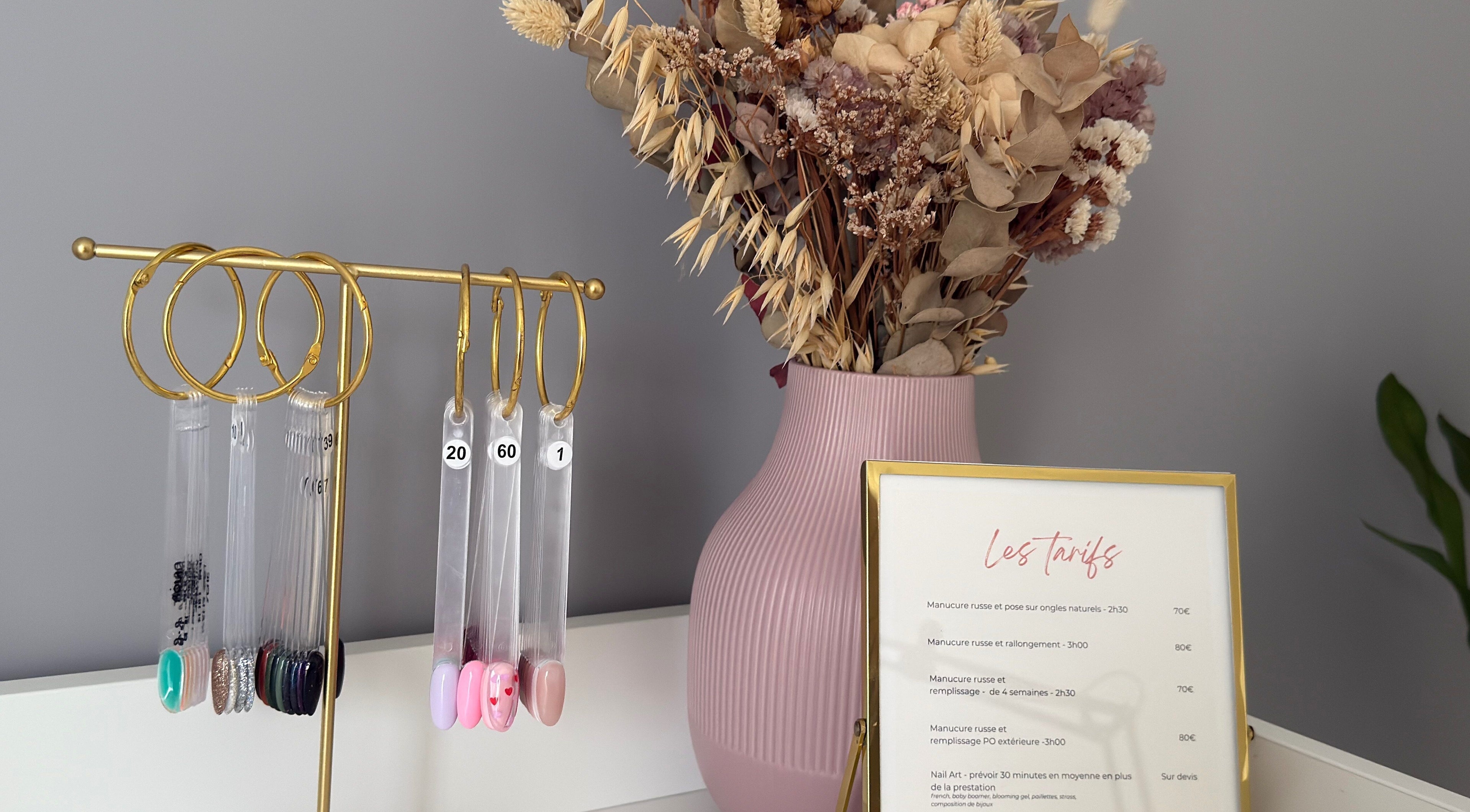 Affichage de couleurs d'ongles et liste des tarifs chez Mélanie Lebrat, Jaleyrac, Auvergne-rhône-alpes, FR.