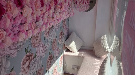 Cozy floral-painted nook with soft cushions at SkinbyTBI in Hornchurch, England, GB.